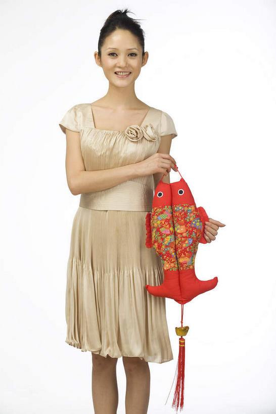 东方人,一个人,站,笑,微笑,露齿笑,竖图,室内,白天,白色背景,正面,裙子,鲤鱼,亚洲,仅一个年轻女性,仅一个女性,仅一个人,连衣裙,节日,庆祝,鱼,拎,注视,黄种人,文化,手叉腰,水产,鱼类,一个,红色,叉腰,观察,看,站着,庆典,摄影,影棚,单个,观看,纪念,吉祥,察看,关注,摄影棚,水生动物,水生物,年年有余,美梦成真,事业有成,单手叉腰,年轻女性,女人,女性,亚洲人,鲤子,鲤拐子,站立,半身,彩图,影棚拍摄,拍摄,淡水生物,河鲜,拎着