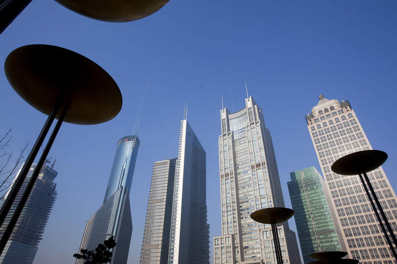 无人,高楼大厦,横图,室外,白天,仰视,度假,美景,城市风光,标志建筑,城市,大厦,地标,建筑,摩天大楼,上海,中国,亚洲,阴影,光线,影子,景观,建筑群,娱乐,建设,浦东,蓝色,蓝天,天空,阳光,天,享受,休闲,景色,放松,晴朗,申,金融中心,陆家嘴,陆家嘴金融贸易区,浦东新区,东亚,上海市,万里无云,中华人民共和国,沪,华东地区,交银金融大厦,晴空,晴空万里,彩图,低角度拍摄,大楼,高层建筑,高楼,摩天楼,上海银行大厦