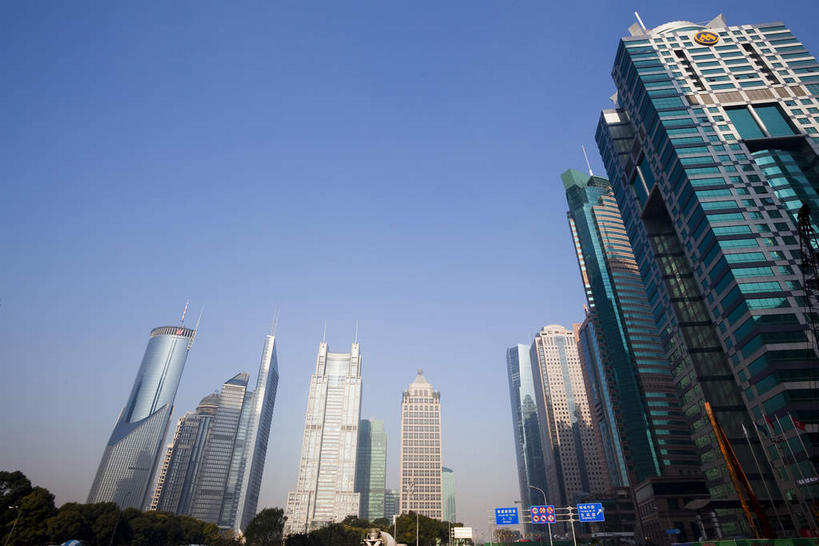 无人,高楼大厦,横图,室外,白天,仰视,度假,美景,植物,城市风光,标志建筑,城市,大厦,地标,建筑,摩天大楼,上海,中国,亚洲,阴影,光线,影子,景观,建筑群,娱乐,建设,浦东,树,树木,中银大厦,蓝色,绿色,蓝天,天空,阳光,自然,天,享受,休闲,景色,放松,生长,晴朗,成长,申,金融中心,陆家嘴,陆家嘴金融贸易区,浦东新区,东亚,上海市,万里无云,中华人民共和国,沪,华东地区,晴空,晴空万里,彩图,低角度拍摄,大楼,高层建筑,高楼,摩天楼,上海中银大厦