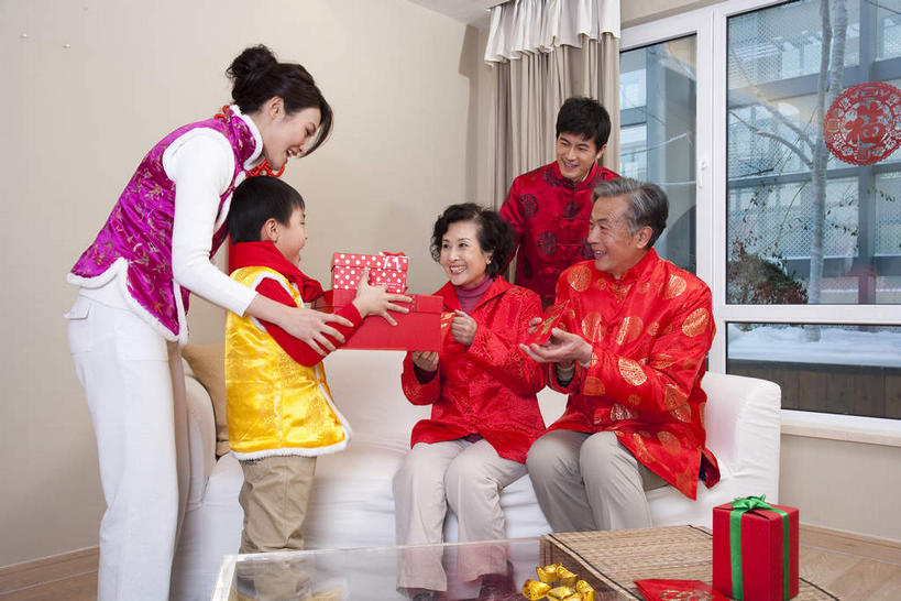 东方人,儿童,老年人,夫妻,母亲,父亲,儿子,祖母,祖父,三代同堂,客厅,站,坐,捧,笑,微笑,露齿笑,横图,室内,白天,正面,民族服装,爱情,纯洁,钱,窗户,窗帘,沙发,桌子,礼盒,礼物,玻璃,亚洲,五个人,艺术,装饰,钱币,丝绸,丝带,纸盒,纸艺,手工艺品,墙,缎带,许多人,浪漫,茶几,注视,黄种人,文化,祖孙三代,玻璃窗,墙壁,墙面,玻璃制品,绸带,盒子,一个,小孩,黄色,紫色,帘子,包装盒,围巾,纸制品,礼品盒,工艺品,剪纸,观察,看,站着,一群人,温暖,温馨,父子,母子,遮阳,恩爱,父爱,可爱,母爱,童年,童趣,金融,恋人,金元宝,礼品,经济,奶奶,爷爷,单个,围脖,观看,祖孙,保暖,华丽,修饰,点缀,和睦,察看,起居室,高雅,关注,流通,贸易,布艺沙发,童真,烂漫,无邪,外婆,外祖母,外公,外祖父,外孙,窗花,外孙子,自信心,品位,衬托,美观,雅致,雅观,剪画,刻纸,客堂,天真,货币,金币,老年男性,老年女性,男孩,男人,男性,年轻男性,年轻女性,女人,女性,亚洲人,孩子,年轻人,夫妇,情侣,全家福,孙子,端,端着,捧着,手捧,站立,坐着,半身,彩图,传统服装,民俗服,伴侣,唐装,融洽,元宝,男生,爸爸,多代同堂,妈妈