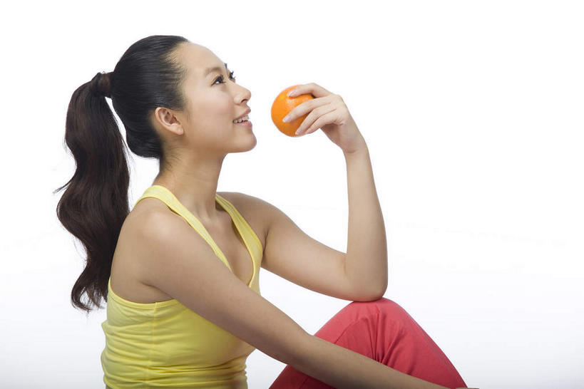 东方人,一个人,坐,笑,微笑,露齿笑,横图,室内,白天,白色背景,侧面,柑橘,水果,亚洲,仅一个年轻女性,仅一个女性,仅一个人,握,服装,裤子,新鲜,背心,生食,食品,果实,注视,休闲裤,黄种人,食物,一个,衣服,红色,观察,看,橙色,握着,摄影,服饰,有机食品,绿色食品,影棚,单个,观看,察看,衣着,穿着,关注,摄影棚,黄石,衣饰,柑桔,年轻女性,女人,女性,亚洲人,橘子,桔子,坐着,半身,彩图,影棚拍摄,拍摄,大红蜜橘,大红袍,红橘,黄橘,宽皮橘