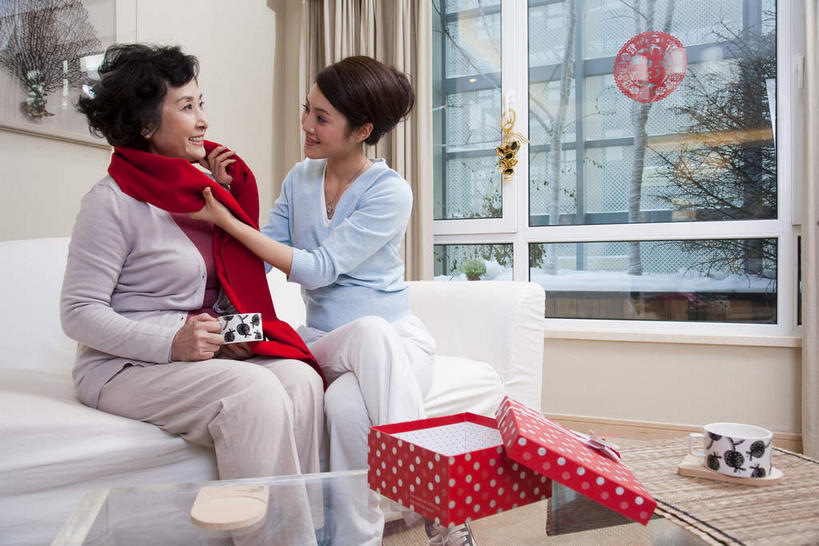 东方人,两个人,家庭,母亲,女儿,客厅,坐,笑,微笑,露齿笑,横图,室内,白天,正面,窗户,窗帘,靠垫,沙发,桌子,杯子,餐具,礼盒,礼物,玻璃,亚洲,一条,握,服装,艺术,装饰,碟子,盘,纸盒,纸艺,手工艺品,墙,靠枕,茶几,注视,休闲装,黄种人,文化,玻璃窗,墙壁,墙面,玻璃制品,盒子,衣服,红色,白色,帘子,包装盒,盘子,水杯,围巾,纸制品,礼品盒,工艺品,剪纸,垫子,碟,枕头,观察,看,休闲,温暖,温馨,母女,一家人,休闲服,遮阳,母爱,握着,服饰,礼品,围脖,观看,保暖,华丽,修饰,点缀,和睦,察看,起居室,高雅,御寒,关注,布艺沙发,窗花,自信心,品位,衬托,美观,雅致,雅观,剪画,刻纸,客堂,老年女性,年轻女性,女人,女性,亚洲人,茶杯,坐着,半身,彩图,融洽