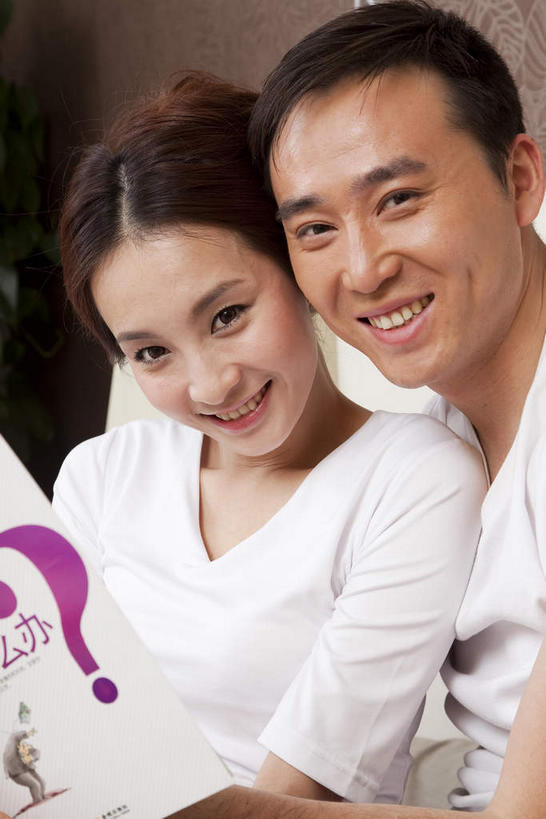 东方人,两个人,家庭,夫妻,坐,笑,微笑,露齿笑,竖图,室内,白天,正面,爱情,床,卧室,书籍,亚洲,一本,服装,符号,墙,双人床,床单,浪漫,注视,休闲装,黄种人,被子,墙壁,墙面,衣服,白色,书本,观察,看,靠,靠着,休闲,温暖,温馨,一家人,休闲服,恩爱,恋人,服饰,观看,疑问,和睦,察看,问号,被单,关注,标点,停顿,男人,男性,年轻男性,年轻女性,女人,女性,亚洲人,年轻人,夫妇,情侣,书,图书,坐着,半身,彩图,睡房,卧房,伴侣,融洽,语气,标点符号