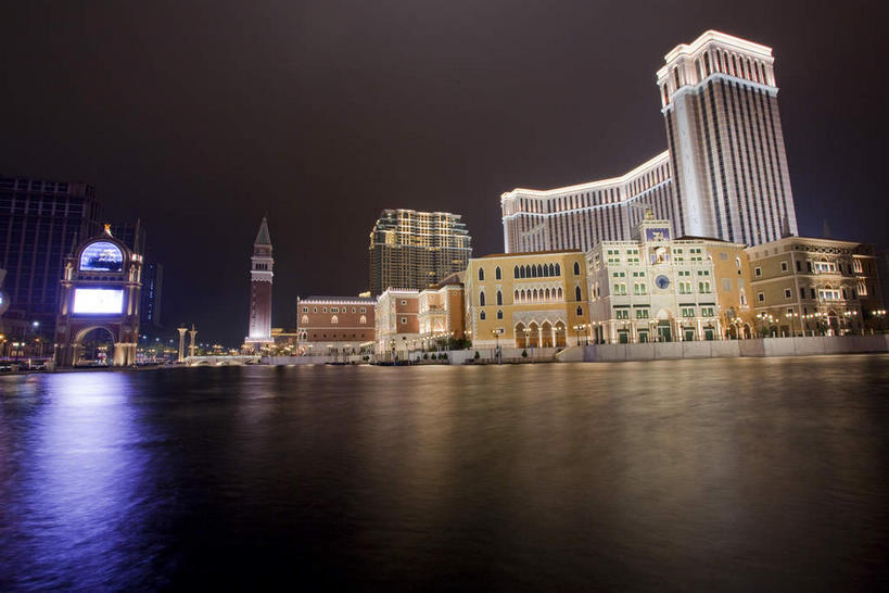 无人,宾馆,家,高楼大厦,横图,彩色,室外,夜晚,仰视,度假,河流,美景,水,植物,城市风光,标志建筑,城市,大厦,地标,建筑,酒店,摩天大楼,霓虹灯,夜景,澳门,中国,亚洲,阴影,波纹,光线,影子,房屋,屋子,河水,景观,水流,公寓,灯光,七彩,涟漪,娱乐,光源,建设,洋房,楼房,霓虹,住宅,灯,树,树木,绿色,倒影,水纹,自然,波浪,享受,休闲,景色,放松,生长,成长,酒家,旅社,倒映,照明设备,东亚,港澳台,中华人民共和国,水晕,氖灯,澳门特别行政区,澳,反照,澳门半岛,彩图,低角度拍摄,房子,大楼,高层建筑,高楼,客店,客栈,旅店,旅馆,摩天楼,氹仔岛,凼仔岛,氹仔,凼仔,商旅,路环,路环岛,HardRock酒店,澳门HardRock酒店,澳门滚石酒店,澳门硬石酒店,路氹城,路氹金光大道,路氹连贯公路