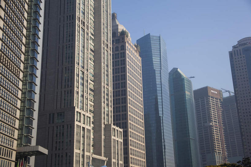 无人,高楼大厦,横图,室外,白天,仰视,度假,美景,城市风光,标志建筑,城市,大厦,地标,建筑,摩天大楼,上海,中国,亚洲,阴影,光线,影子,景观,娱乐,建设,浦东,蓝色,蓝天,天空,阳光,天,享受,休闲,景色,放松,晴朗,申,金融中心,陆家嘴,陆家嘴金融贸易区,浦东新区,东亚,上海市,万里无云,中华人民共和国,沪,华东地区,晴空,晴空万里,彩图,低角度拍摄,大楼,高层建筑,高楼,摩天楼,上海银行大厦