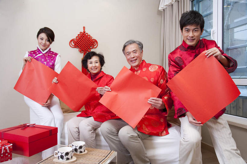 东方人,四个人,家庭,夫妻,母亲,父亲,女儿,儿子,客厅,坐,笑,微笑,露齿笑,横图,室内,白天,正面,民族服装,爱情,窗户,窗帘,沙发,桌子,礼盒,礼物,玻璃,春节,亚洲,一排,握,节日,庆祝,艺术,整齐,装饰,纸盒,纸艺,手工艺品,墙,浪漫,拿,茶几,拿着,注视,黄种人,文化,玻璃窗,墙壁,墙面,玻璃制品,盒子,排列,红色,帘子,包装盒,纸制品,礼品盒,工艺品,剪纸,中国结,观察,看,庆典,温暖,温馨,父女,父子,母女,母子,一家人,遮阳,恩爱,父爱,母爱,握着,恋人,礼品,观看,纪念,华丽,修饰,点缀,和睦,察看,起居室,高雅,队列,关注,饰物,布艺沙发,窗花,自信心,品位,衬托,美观,雅致,雅观,剪画,刻纸,客堂,老年男性,老年女性,男人,男性,年轻男性,年轻女性,女人,女性,亚洲人,夫妇,情侣,坐着,半身,彩图,传统服装,民俗服,伴侣,唐装,融洽