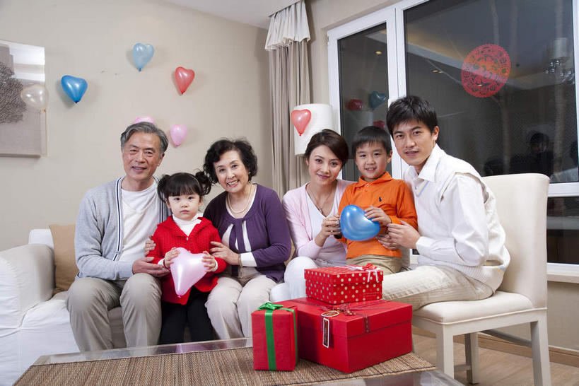 东方人,儿童,老年人,夫妻,母亲,父亲,女儿,祖母,祖父,三代同堂,客厅,坐,笑,微笑,露齿笑,横图,室内,白天,正面,爱情,绘画,纯洁,窗户,窗帘,靠垫,沙发,桌子,礼盒,礼物,亚洲,一排,握,服装,艺术,整齐,装饰,木制,纸盒,纸艺,手工艺品,塑料,墙,靠枕,许多人,古典,浪漫,拿,茶几,拿着,注视,休闲装,黄种人,文化,祖孙三代,玻璃窗,墙壁,墙面,盒子,排列,小孩,衣服,帘子,包装盒,木制品,气球,塑料制品,纸制品,礼品盒,工艺品,剪纸,垫子,枕头,观察,看,品味,一群人,休闲,温暖,温馨,父女,母女,休闲服,遮阳,橡胶,恩爱,父爱,可爱,母爱,童年,童趣,握着,恋人,服饰,礼品,奶奶,爷爷,观看,祖孙,华丽,修饰,美术,点缀,和睦,察看,起居室,高雅,队列,关注,挂画,布艺沙发,童真,橡胶制品,烂漫,无邪,外婆,外孙女,外祖母,外公,外祖父,外孙,窗花,外孙子,美学,自信心,品位,衬托,美观,雅致,雅观,剪画,刻纸,客堂,天真,老年男性,老年女性,男孩,男人,男性,年轻男性,年轻女性,女孩,女人,女性,亚洲人,孩子,年轻人,夫妇,情侣,全家福,孙女,孙子,装饰画,坐着,半身,彩图,伴侣,融洽,男生,女生,爸爸,多代同堂,妈妈