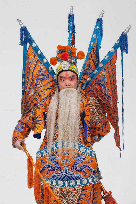 东方人,胡须,一个人,演员,电影明星,站,竖图,室内,白天,白色背景,正面,民族服装,化妆,美容,亚洲,仅一个男性,仅一个人,仅一个中年男性,表演,护肤,握,服装,拿,拿着,注视,黄种人,文化,扮演,衣服,白色,彩妆,观察,看,站着,保养,享受,休闲,橙色,放松,握着,保健,摄影,服饰,影棚,观看,察看,演出,衣着,穿着,关注,中国文化,摄影棚,表演服,演出服,京剧,将军,养颜,戏曲,国粹,皮黄,衣饰,将领,道具服,男人,男性,中年男性,亚洲人,胡子,络腮胡,影视明星,站立,半身,彩图,影棚拍摄,传统服装,民俗服,拍摄,京剧服饰,国剧,京戏,平剧,中国戏曲,传统文化,关内侯,后将军,汉升,黄忠