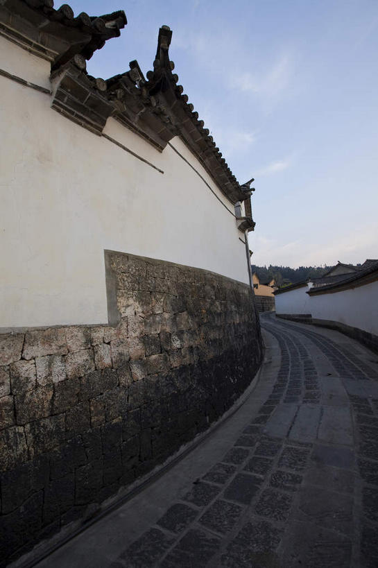 无人,家,竖图,室外,白天,仰视,旅游,度假,名胜古迹,标志建筑,道路,地标,建筑,路,中国,亚洲,阴影,遗迹,光线,瓦片,影子,房屋,墙,屋顶,屋子,小路,交通,顶棚,瓦,古迹,文物,娱乐,建设,古建筑,楼房,云南,墙壁,墙面,住宅,蓝色,蓝天,天空,阳光,天,享受,休闲,旅游胜地,放松,建造,晴朗,古文明,东亚,屋瓦,云南省,万里无云,中华人民共和国,西南地区,滇,保山,保山市,晴空,晴空万里,彩图,低角度拍摄,房子,和顺古镇,腾冲县