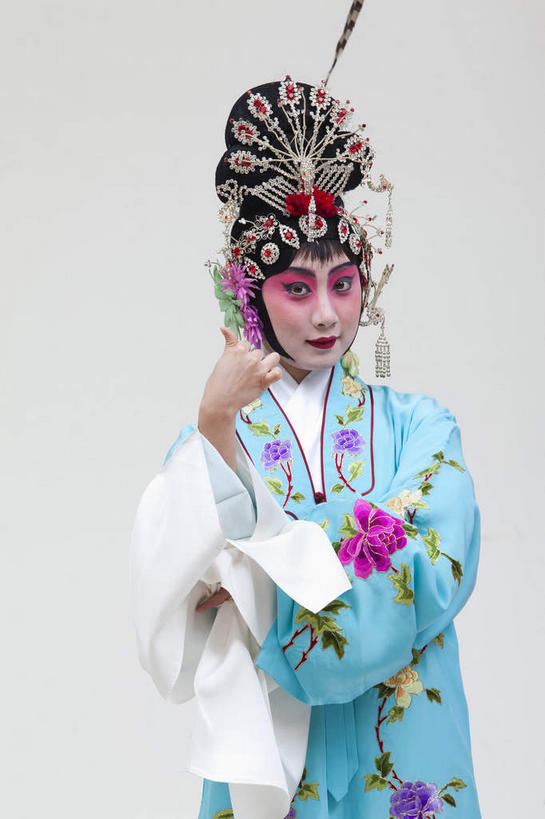 东方人,一个人,演员,电影明星,站,竖图,室内,白天,白色背景,正面,民族服装,化妆,美容,亚洲,仅一个年轻女性,仅一个女性,仅一个人,表演,护肤,服装,注视,黄种人,文化,扮演,衣服,蓝色,彩妆,观察,看,站着,保养,享受,休闲,放松,美女,保健,摄影,服饰,影棚,观看,察看,演出,衣着,穿着,关注,中国文化,摄影棚,表演服,演出服,京剧,养颜,戏曲,国粹,貂蝉,皮黄,衣饰,玉人,佳人,道具服,年轻女性,女人,女性,亚洲人,影视明星,站立,半身,彩图,影棚拍摄,传统服装,民俗服,拍摄,京剧服饰,国剧,京戏,平剧,中国戏曲,四大美女,侍女,闭月,任红昌,传统文化,丽人,美人