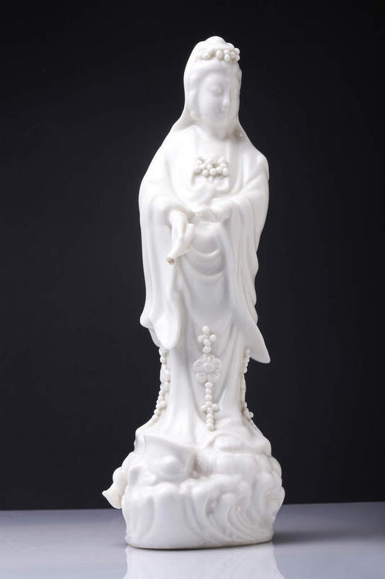 一个人,无人,站,竖图,室内,特写,白天,正面,智慧,静物,雕塑,仅一个年轻女性,仅一个女性,仅一个人,阴影,黑色背景,服装,神话,艺术,装饰,反射,雕刻,雕像,影子,文化,衣服,工艺品,站着,摄影,观音,服饰,玉雕,影棚,纪念,美术,衣着,穿着,摄影棚,主题,传说,陈列,菩萨,观音菩萨,一尊,功能,美学,衣饰,慈悲,中国神话,观世音,观世音菩萨,观音大士,观自在菩萨,年轻女性,女人,女性,站立,彩图,全身,影棚拍摄,拍摄