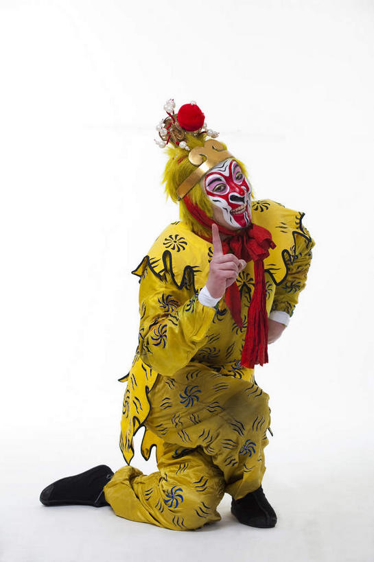 东方人,一个人,演员,电影明星,蹲,竖图,室内,白天,白色背景,正面,民族服装,化妆,美容,亚洲,仅一个男性,仅一个人,仅一个中年男性,表演,护肤,指,服装,神话,注视,黄种人,方向,文化,手叉腰,扮演,衣服,黄色,彩妆,叉腰,观察,看,手势,保养,享受,休闲,放松,保健,孙悟空,摄影,服饰,影棚,小说,观看,察看,演出,指向,衣着,食指,穿着,关注,文学,中国文化,摄影棚,善良,表演服,演出服,京剧,养颜,忠诚,戏曲,国粹,皮黄,冲动,衣饰,道具服,名著,四大名著,西游记,西游释厄传,弼马温,大圣,斗战胜佛,灵明石猴,美猴王,齐天大圣,孙行者,悟空,单手叉腰,聪明,男人,男性,中年男性,亚洲人,影视明星,蹲着,彩图,全身,影棚拍摄,传统服装,民俗服,拍摄,京剧服饰,国剧,京戏,平剧,中国戏曲,打手势,传统文化