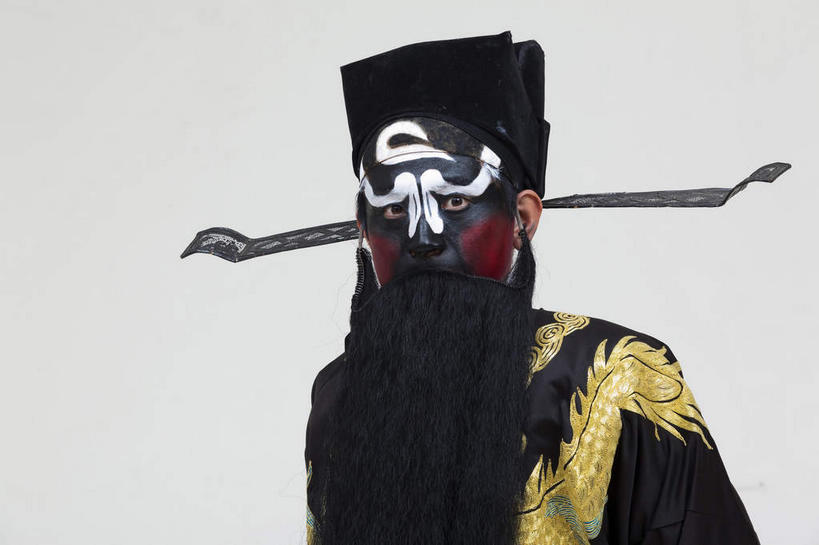 东方人,胡须,一个人,演员,电影明星,站,横图,室内,白天,白色背景,正面,民族服装,化妆,美容,亚洲,仅一个男性,仅一个人,仅一个中年男性,表演,护肤,服装,注视,黄种人,文化,扮演,衣服,黄色,黑色,彩妆,观察,看,站着,保养,享受,休闲,放松,保健,摄影,服饰,影棚,观看,察看,演出,衣着,穿着,关注,中国文化,摄影棚,表演服,演出服,京剧,养颜,戏曲,国粹,包公,皮黄,衣饰,官员,道具服,男人,男性,中年男性,亚洲人,胡子,络腮胡,影视明星,站立,半身,彩图,影棚拍摄,传统服装,民俗服,拍摄,京剧服饰,国剧,京戏,平剧,中国戏曲,官吏,官臣,包拯,包希仁,包青天,传统文化