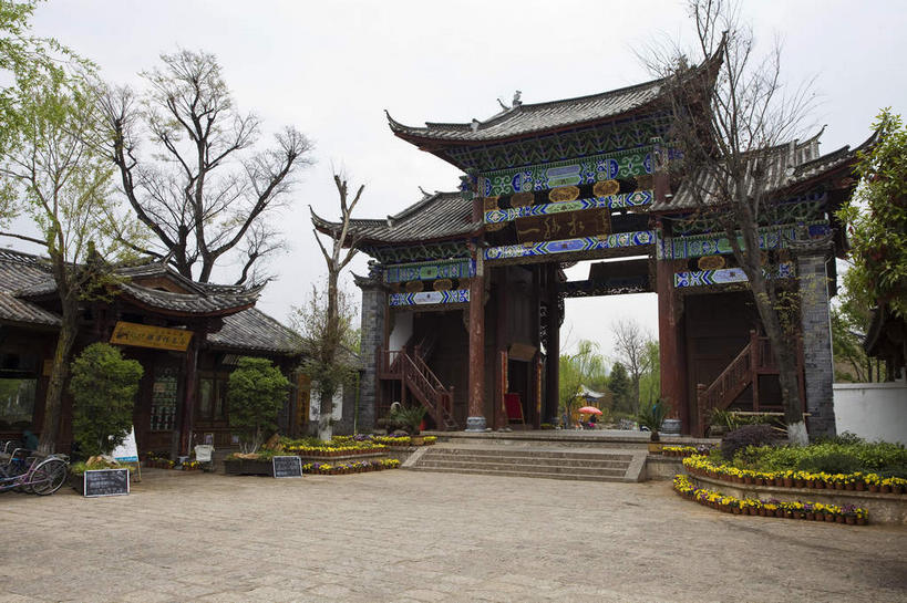 无人,横图,室外,白天,正面,旅游,度假,名胜古迹,植物,楼梯,标志建筑,地标,建筑,丽江,中国,亚洲,遗迹,瓦片,阶梯,屋顶,牌坊,牌楼,顶棚,瓦,古迹,文化,文物,娱乐,建设,古建筑,云南,台阶,树,树木,绿色,天空,自然,天,享受,休闲,旅游胜地,放松,建造,生长,成长,纪念,祭祀,表彰,荣誉,古文明,东亚,屋瓦,云南省,丽江古城,中华人民共和国,西南地区,荣耀,滇,丽江市,彩图,大研古城,丽江古镇,传统文化,束河,束河古镇