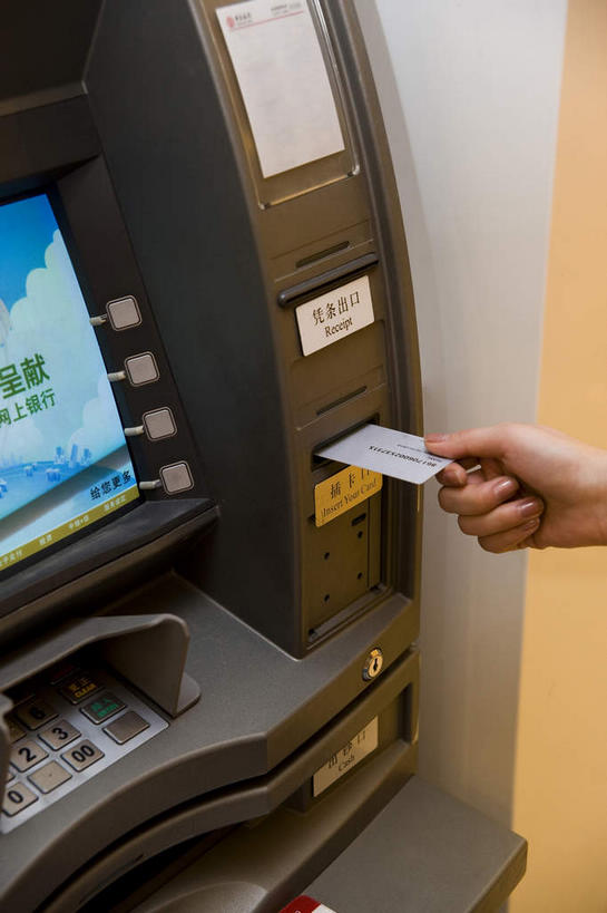 东方人,手,一个人,商店,竖图,俯视,室内,特写,白天,购物,信用卡,消费,取款机,超市,商场,北京,中国,亚洲,仅一个年轻女性,仅一个女性,仅一个人,一张,握,首都,拿,拿着,黄种人,手部,卡,握着,储蓄卡,金融,百货,单手,选购,贸易,百货公司,atm机,东亚,自动柜员机,中华人民共和国,北京市,京,北平,华北地区,朝阳区,血拼,银行卡,自动取款机,年轻女性,女人,女性,亚洲人,半身,彩图,高角度拍摄,购物商场,购物中心,商业中心,北京CBD,北京商务中心区,世贸天阶,中国北京大北窑