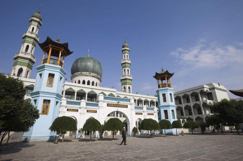 东方人,一个人,走,横图,室外,白天,仰视,旅游,度假,名胜古迹,植物,标志建筑,地标,建筑,中国,亚洲,仅一个男性,仅一个人,阴影,服装,节日,遗迹,光线,影子,云,云朵,云彩,休闲装,黄种人,古迹,文化,文物,娱乐,建设,古建筑,树,树木,仅一个年轻男性,衣服,蓝色,绿色,白云,蓝天,天空,阳光,自然,天,祈祷,享受,休闲,健康,休闲服,旅游胜地,放松,许愿,宗教,服饰,信仰,生长,晴朗,成长,纪念,祈求,伊斯兰教,清真寺,古文明,东亚,青海,青海省,西宁,东关清真大寺,中华人民共和国,省会,西北地区,西宁市,青,平安,男人,男性,年轻男性,亚洲人,晴空,步行,散步,走路,彩图,低角度拍摄,全身,城东区,东关大街