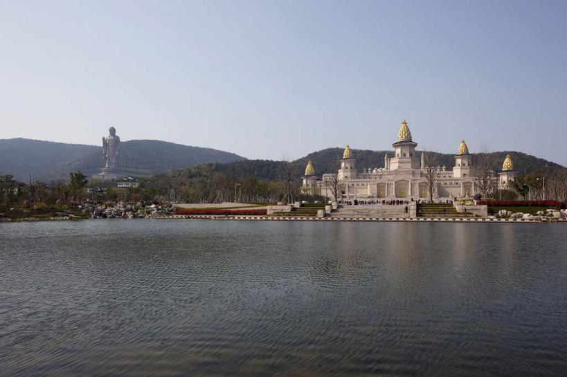 无人,寺庙,横图,室外,白天,正面,旅游,度假,湖,湖泊,名胜古迹,森林,山,山脉,树林,水,植物,标志建筑,地标,建筑,雕塑,太湖,中国,亚洲,阴影,波纹,节日,遗迹,艺术,装饰,光线,雕刻,雕像,影子,湖面,山峰,水流,水面,涟漪,山峦,古迹,文化,文物,娱乐,建设,古建筑,江苏,无锡,树,树木,蓝色,绿色,倒影,蓝天,水纹,天空,阳光,自然,工艺品,庙宇,波浪,湖水,群山,天,祈祷,享受,休闲,健康,旅游胜地,放松,许愿,宗教,佛教,信仰,生长,晴朗,成长,纪念,祈求,美术,倒映,主题,陈列,古文明,东亚,江苏省,灵山胜境,万里无云,中华人民共和国,华东地区,苏,水晕,功能,美学,无锡市,释教,反照,平安,晴空,晴空万里,彩图,庙,寺,滨湖区,灵山梵宫,太湖国家旅游度假区