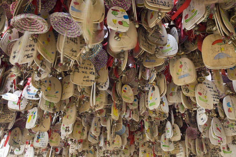 无人,横图,室外,白天,仰视,旅游,度假,名胜古迹,标志建筑,地标,建筑,工艺美术品,丽江,中国,亚洲,许多,吊挂,悬挂,遗迹,艺术,艺术品,很多,挂,古迹,文物,娱乐,建设,古建筑,云南,工艺品,享受,休闲,旅游胜地,放松,工艺,美术,古文明,东亚,云南省,丽江古城,中华人民共和国,西南地区,滇,丽江市,彩图,低角度拍摄,大研古城,丽江古镇