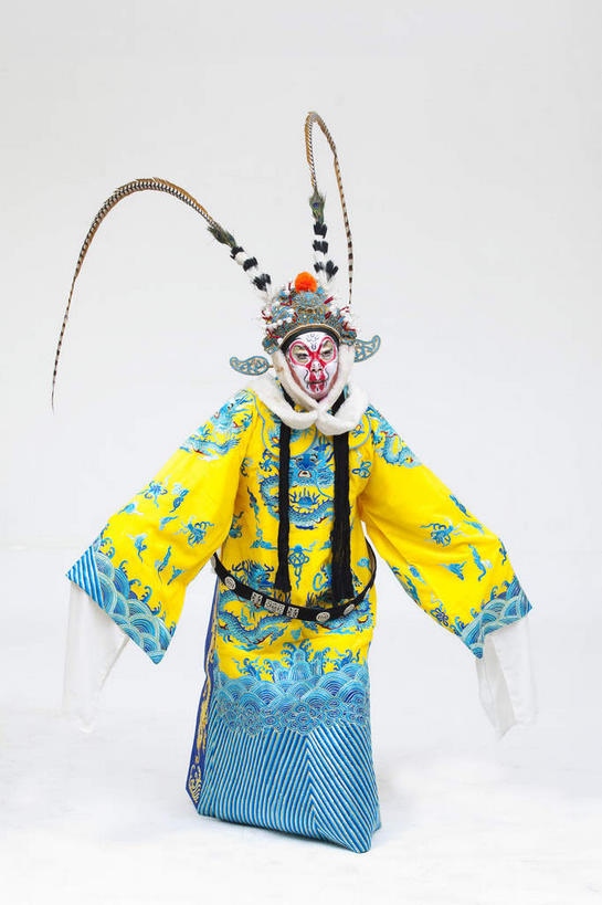 东方人,一个人,站,竖图,室内,白天,白色背景,正面,民族服装,化妆,美容,亚洲,仅一个男性,仅一个人,仅一个中年男性,表演,护肤,服装,神话,注视,黄种人,文化,扮演,衣服,黄色,蓝色,彩妆,观察,看,站着,保养,享受,休闲,放松,保健,孙悟空,摄影,服饰,影棚,小说,观看,察看,演出,衣着,穿着,关注,文学,中国文化,摄影棚,善良,表演服,演出服,京剧,养颜,忠诚,戏曲,国粹,皮黄,冲动,衣饰,道具服,名著,四大名著,西游记,西游释厄传,弼马温,大圣,斗战胜佛,灵明石猴,美猴王,齐天大圣,孙行者,悟空,聪明,男人,男性,中年男性,亚洲人,站立,彩图,全身,影棚拍摄,传统服装,民俗服,拍摄,京剧服饰,国剧,京戏,平剧,中国戏曲,传统文化