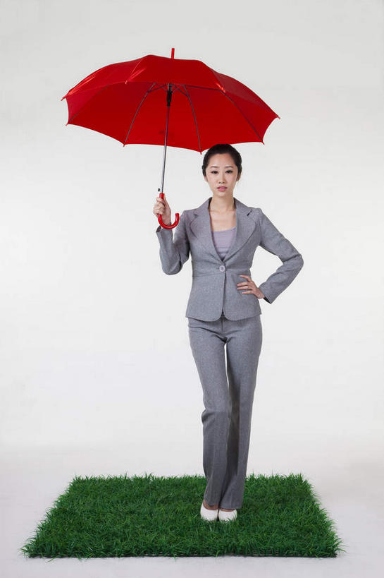 东方人,一个人,商务人士,商务女性,站,笑,微笑,露齿笑,竖图,室内,白天,白色背景,正面,草地,草坪,植物,亚洲,仅一个年轻女性,仅一个女性,仅一个人,一把,握,套装,伞,雨伞,遮阳伞,拿,拿着,注视,黄种人,阳伞,手叉腰,草,红色,绿色,草皮,叉腰,观察,看,站着,握着,摄影,影棚,观看,察看,太阳伞,关注,摄影棚,商务装,工薪阶层,人造草皮,单手叉腰,年轻女性,女人,女性,亚洲人,白领,上班族,站立,彩图,全身,影棚拍摄,拍摄