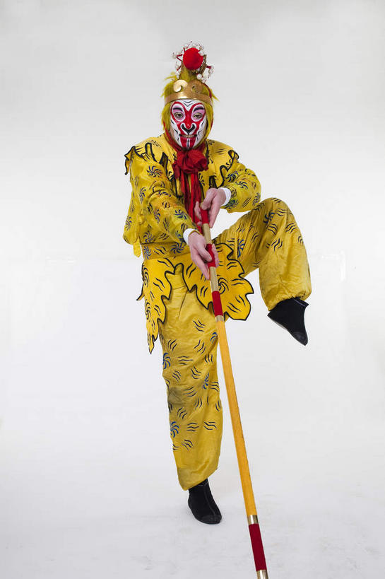 东方人,一个人,演员,电影明星,站,竖图,室内,白天,白色背景,正面,民族服装,化妆,美容,亚洲,仅一个男性,仅一个人,仅一个中年男性,表演,护肤,握,服装,神话,拿,拿着,抬腿,注视,黄种人,文化,扮演,衣服,黄色,彩妆,观察,看,站着,保养,享受,休闲,武器,放松,握着,保健,孙悟空,摄影,服饰,影棚,小说,观看,察看,演出,衣着,穿着,关注,文学,中国文化,金箍棒,摄影棚,兵器,善良,表演服,演出服,京剧,养颜,忠诚,戏曲,国粹,皮黄,冲动,衣饰,道具服,名著,四大名著,西游记,西游释厄传,弼马温,大圣,斗战胜佛,灵明石猴,美猴王,齐天大圣,孙行者,悟空,定海神针,定海神珍,灵阳棒,如意金箍棒,天河镇底神珍,聪明,男人,男性,中年男性,亚洲人,影视明星,站立,彩图,全身,影棚拍摄,传统服装,民俗服,拍摄,京剧服饰,国剧,京戏,平剧,中国戏曲,传统文化