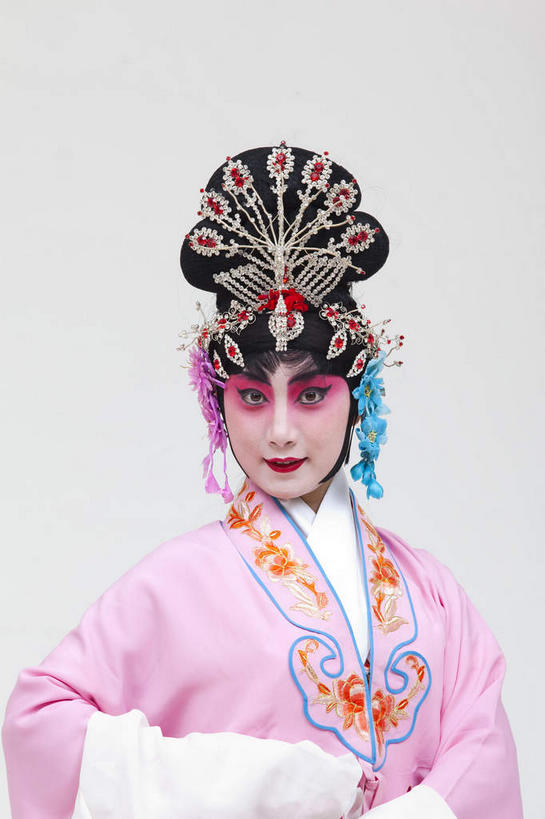 东方人,一个人,演员,电影明星,站,竖图,室内,白天,白色背景,正面,民族服装,化妆,美容,亚洲,仅一个年轻女性,仅一个女性,仅一个人,表演,护肤,服装,注视,黄种人,文化,扮演,衣服,粉色,彩妆,观察,看,站着,保养,享受,休闲,放松,美女,保健,摄影,服饰,影棚,观看,察看,演出,衣着,穿着,关注,中国文化,摄影棚,表演服,演出服,京剧,养颜,戏曲,国粹,貂蝉,皮黄,衣饰,玉人,佳人,道具服,年轻女性,女人,女性,亚洲人,影视明星,站立,半身,彩图,影棚拍摄,传统服装,民俗服,拍摄,京剧服饰,国剧,京戏,平剧,中国戏曲,四大美女,侍女,闭月,任红昌,传统文化,丽人,美人