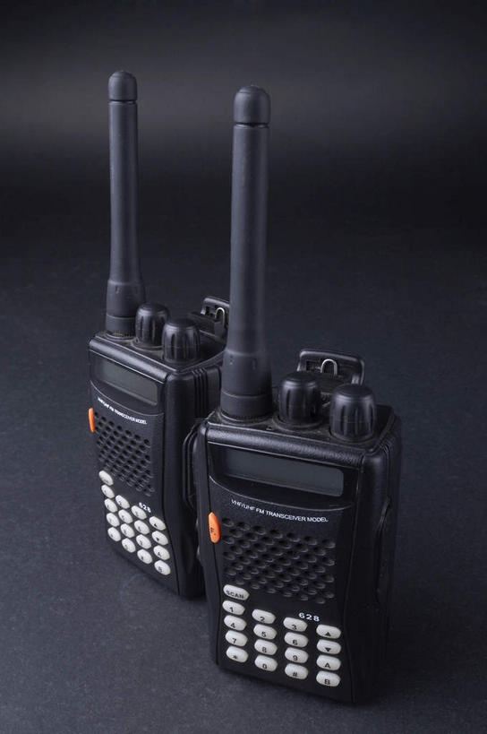 无人,说,竖图,俯视,室内,特写,白天,通讯,静物,阴影,黑色背景,反射,影子,移动,通讯设备,两个,黑色,通信,摄影,影棚,对讲机,摄影棚,交流,沟通,讲话,交谈,说话,谈话,通话,彩图,高角度拍摄,影棚拍摄,拍摄