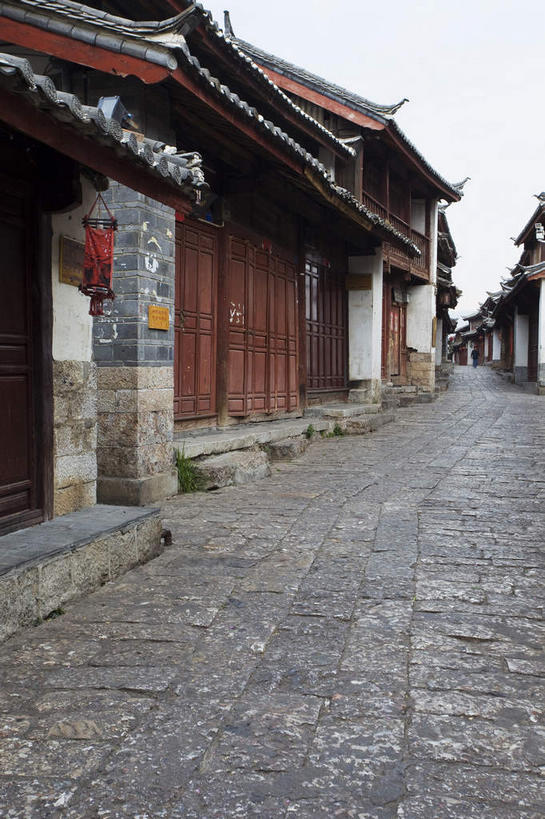 无人,家,竖图,室外,白天,正面,旅游,度假,名胜古迹,标志建筑,道路,地标,建筑,路,丽江,中国,亚洲,遗迹,瓦片,房屋,墙,屋顶,屋子,小路,交通,顶棚,瓦,古迹,文物,娱乐,建设,古建筑,楼房,云南,墙壁,墙面,住宅,天空,天,享受,休闲,旅游胜地,放松,建造,古文明,东亚,屋瓦,云南省,丽江古城,中华人民共和国,西南地区,滇,丽江市,彩图,房子,大研古城,丽江古镇