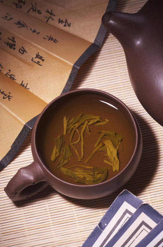 无人,竖图,俯视,室内,特写,白天,幸福,茶,杯子,书籍,一把,一排,阴影,艺术,整齐,反射,标志,壶,扇子,书法,文字,影子,折扇,纸扇,字符,陶瓷,茶叶,陶瓷制品,一杯,清凉,凉爽,文化,娱乐,标识,水壶,排列,两个,茶壶,容器,水杯,书本,三本,享受,休闲,温馨,汉字,放松,乐趣,摄影,紫砂壶,影棚,提神,舒适,古书,队列,中文,摄影棚,醒脑,毛笔字,撒扇,国文,华文,茶杯,书,图书,彩图,高角度拍摄,影棚拍摄,拍摄,中国书法,文献,传统文化,古籍,线装,线装书