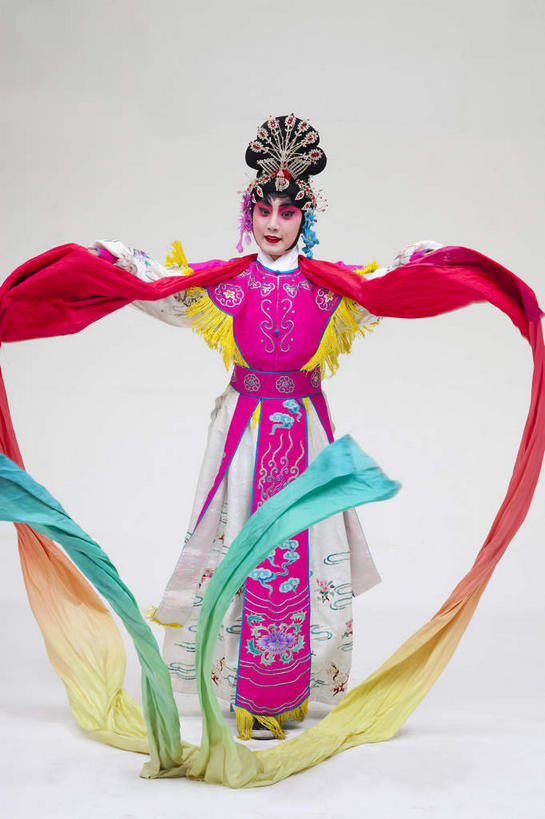 东方人,一个人,演员,电影明星,站,伸展双臂,竖图,室内,白天,白色背景,正面,民族服装,化妆,美容,亚洲,仅一个年轻女性,仅一个女性,仅一个人,表演,护肤,握,服装,拿,拿着,注视,黄种人,文化,扮演,衣服,粉色,彩妆,观察,看,站着,保养,享受,休闲,放松,握着,保健,摄影,服饰,影棚,观看,察看,演出,衣着,穿着,关注,中国文化,摄影棚,表演服,演出服,京剧,养颜,戏曲,国粹,皮黄,衣饰,道具服,年轻女性,女人,女性,亚洲人,影视明星,敞开双臂,伸开双臂,展开双肩,站立,张开手臂,张开双臂,彩图,全身,影棚拍摄,传统服装,民俗服,拍摄,京剧服饰,国剧,京戏,平剧,中国戏曲,传统文化,天女,神女