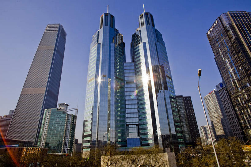 无人,家,高楼大厦,横图,全景,室外,白天,仰视,度假,美景,天际线,植物,城市风光,标志建筑,城市,大厦,地标,建筑,路灯,摩天大楼,照明,北京,中国,亚洲,阴影,光线,影子,房屋,屋子,景观,公寓,建筑群,灯光,首都,娱乐,建设,洋房,楼房,住宅,灯,树,树木,蓝色,绿色,蓝天,天空,阳光,自然,天,享受,休闲,景色,放松,生长,晴朗,成长,照亮,照明设备,东亚,万里无云,中华人民共和国,北京市,京,北平,华北地区,朝阳区,晴空,晴空万里,彩图,低角度拍摄,房子,大楼,高层建筑,高楼,摩天楼,北京CBD,北京商务中心区,中国北京大北窑,北京嘉里中心