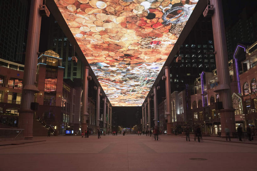 无人,高楼大厦,横图,彩色,室外,夜晚,仰视,度假,美景,天花板,城市风光,标志建筑,城市,大厦,地标,建筑,摩天大楼,霓虹灯,夜景,北京,中国,亚洲,阴影,光线,影子,墙,景观,灯光,七彩,首都,娱乐,光源,建设,霓虹,墙壁,墙面,灯,享受,休闲,景色,放松,照明设备,东亚,中华人民共和国,北京市,京,北平,华北地区,朝阳区,氖灯,彩图,低角度拍摄,大楼,高层建筑,高楼,摩天楼,北京CBD,北京商务中心区,世贸天阶,中国北京大北窑