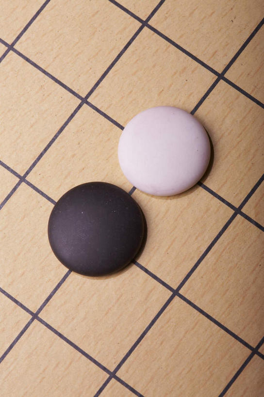 无人,竖图,俯视,室内,特写,白天,游戏,快乐,比赛,竞争,静物,阴影,反射,圆形,图形,影子,圆,几何,玩,娱乐,两个,白色,黑色,休闲,棋子,棋盘,益智,活动,发泄,数学,消遣,智力,围棋,宣泄,玩耍,嬉戏,彩图,高角度拍摄,几何图形,平面图形