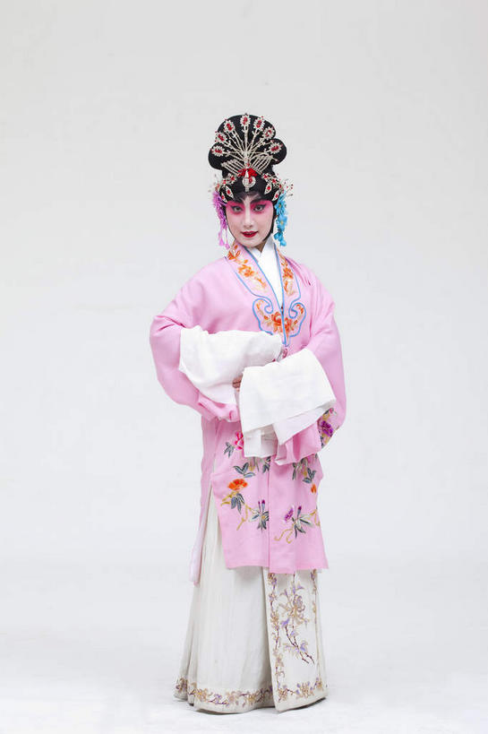 东方人,一个人,演员,电影明星,站,竖图,室内,白天,白色背景,正面,民族服装,化妆,美容,亚洲,仅一个年轻女性,仅一个女性,仅一个人,表演,护肤,服装,注视,黄种人,文化,扮演,衣服,粉色,彩妆,观察,看,站着,保养,享受,休闲,放松,美女,保健,摄影,服饰,影棚,观看,察看,演出,衣着,穿着,关注,中国文化,摄影棚,表演服,演出服,京剧,养颜,戏曲,国粹,貂蝉,皮黄,衣饰,玉人,佳人,道具服,年轻女性,女人,女性,亚洲人,影视明星,站立,彩图,全身,影棚拍摄,传统服装,民俗服,拍摄,京剧服饰,国剧,京戏,平剧,中国戏曲,四大美女,侍女,闭月,任红昌,传统文化,丽人,美人