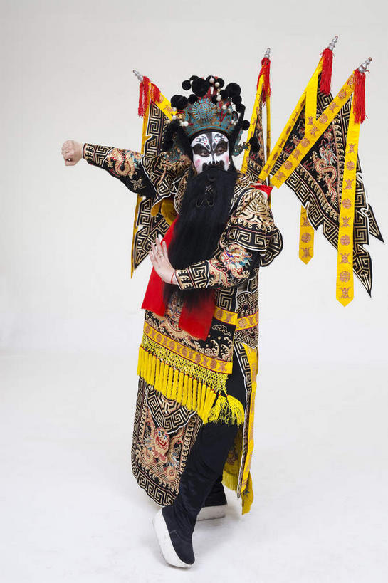 东方人,胡须,一个人,演员,电影明星,站,竖图,室内,白天,白色背景,正面,民族服装,化妆,美容,亚洲,仅一个男性,仅一个人,仅一个中年男性,表演,护肤,服装,注视,黄种人,文化,扮演,衣服,黄色,黑色,彩妆,观察,看,手势,站着,保养,享受,休闲,放松,保健,摄影,服饰,影棚,观看,察看,演出,衣着,穿着,关注,中国文化,摄影棚,表演服,演出服,京剧,将军,养颜,戏曲,国粹,皮黄,衣饰,道具服,男人,男性,中年男性,亚洲人,胡子,络腮胡,影视明星,站立,彩图,全身,影棚拍摄,传统服装,民俗服,拍摄,京剧服饰,车骑将军,司隶校尉,张飞,张益德,张翼德,国剧,京戏,平剧,中国戏曲,传统文化
