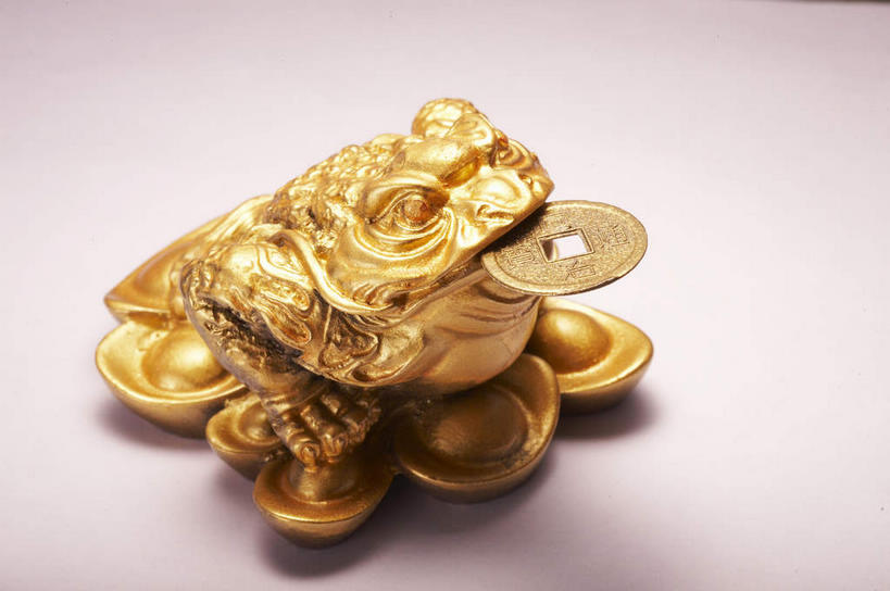 无人,横图,俯视,室内,特写,白天,钱,蟾蜍,野生动物,静物,雕塑,咬,阴影,艺术,装饰,反射,雕刻,雕像,钱币,影子,历史,文化,一只,动物,工艺品,金色,金融,摄影,金元宝,活泼,影棚,经济,纪念,美术,吉祥,咬着,摄影棚,主题,流通,陈列,贸易,铜钱,一尊,功能,美学,招财,蟾,货币,金币,现金,硬币,癞蛤蟆,蛤蟆,彩图,高角度拍摄,全身,影棚拍摄,拍摄,古钱币,元宝,致富,金蟾,三足金蟾