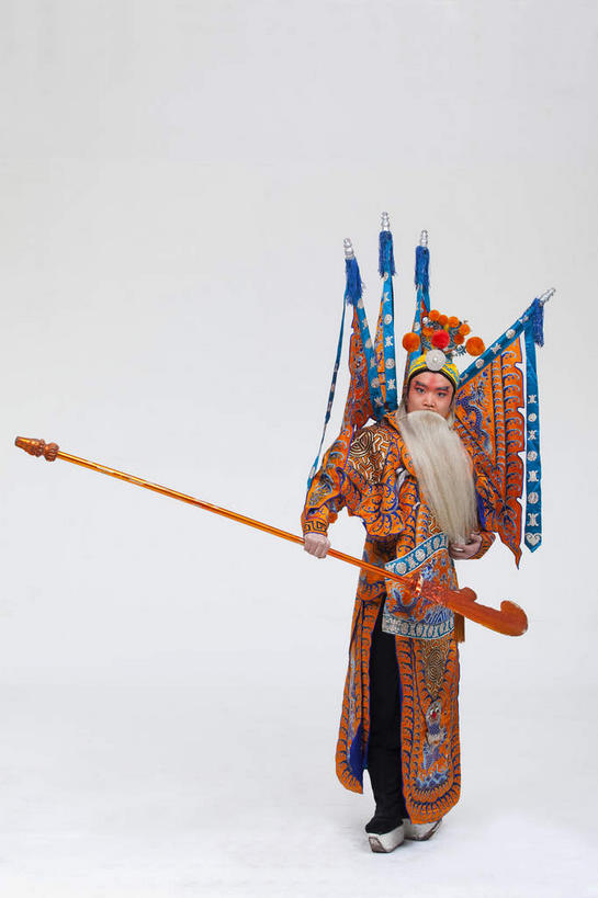 东方人,胡须,一个人,演员,电影明星,站,竖图,室内,白天,白色背景,正面,民族服装,化妆,美容,竞争,亚洲,仅一个男性,仅一个人,仅一个中年男性,表演,对抗,护肤,握,服装,冲突,拿,拿着,注视,黄种人,破坏,文化,扮演,一个,衣服,白色,彩妆,观察,看,站着,保养,享受,休闲,橙色,武器,放松,战争,握着,保健,摄影,服饰,影棚,单个,观看,损坏,察看,演出,攻击,威胁,衣着,穿着,对立,关注,矛盾,中国文化,摄影棚,兵器,防御,表演服,演出服,京剧,将军,养颜,戏曲,国粹,皮黄,敌对,挫败,斗争,抗拒,抗衡,杀伤,威慑,衣饰,将领,道具服,危险,男人,男性,中年男性,亚洲人,胡子,络腮胡,影视明星,站立,彩图,全身,影棚拍摄,传统服装,民俗服,拍摄,京剧服饰,国剧,京戏,平剧,中国戏曲,传统文化,关内侯,后将军,汉升,黄忠