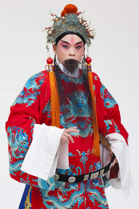 东方人,胡须,一个人,演员,电影明星,站,竖图,室内,白天,白色背景,正面,民族服装,化妆,美容,亚洲,仅一个男性,仅一个人,仅一个中年男性,表演,护肤,服装,注视,黄种人,文化,扮演,衣服,红色,黑色,彩妆,观察,看,站着,保养,享受,休闲,放松,保健,摄影,服饰,影棚,观看,皇帝,权威,察看,演出,衣着,穿着,高贵,关注,中国文化,摄影棚,表演服,演出服,京剧,养颜,戏曲,国粹,刘备,皮黄,权力,统治,权势,衣饰,天子,九五之尊,圣上,统治者,陛下,官家,势力,道具服,男人,男性,中年男性,亚洲人,胡子,络腮胡,影视明星,站立,半身,彩图,影棚拍摄,传统服装,民俗服,拍摄,京剧服饰,国剧,京戏,平剧,中国戏曲,昭烈皇帝,烈祖,刘玄德,传统文化