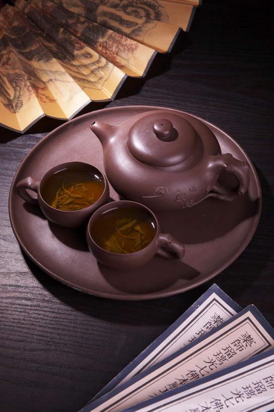 无人,竖图,俯视,室内,特写,白天,绘画,幸福,茶,杯子,书籍,一把,一排,阴影,艺术,整齐,反射,壶,扇子,影子,折扇,纸扇,陶瓷,茶叶,陶瓷制品,两杯,古典,清凉,凉爽,文化,娱乐,水壶,排列,三个,茶壶,容器,水杯,书本,工艺品,品味,三本,享受,休闲,温馨,放松,乐趣,摄影,紫砂壶,影棚,美术,提神,高雅,舒适,古书,队列,摄影棚,国画,水墨画,醒脑,美学,撒扇,水墨,茶杯,书,图书,彩图,高角度拍摄,影棚拍摄,拍摄,文献,传统文化,古籍,中国画,线装,线装书
