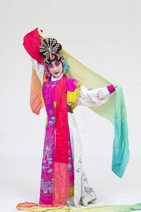 东方人,一个人,演员,电影明星,站,举,竖图,室内,白天,白色背景,正面,民族服装,化妆,美容,亚洲,仅一个年轻女性,仅一个女性,仅一个人,表演,护肤,握,服装,拿,拿着,注视,黄种人,文化,扮演,衣服,粉色,彩妆,观察,看,托,站着,保养,享受,休闲,放松,握着,保健,摄影,服饰,影棚,观看,察看,演出,衣着,穿着,关注,中国文化,摄影棚,表演服,演出服,京剧,养颜,戏曲,国粹,皮黄,衣饰,道具服,年轻女性,女人,女性,亚洲人,影视明星,举起,举手,举着,向上举,向上伸,向上托,站立,彩图,全身,影棚拍摄,传统服装,民俗服,拍摄,京剧服饰,国剧,京戏,平剧,中国戏曲,传统文化,天女,神女