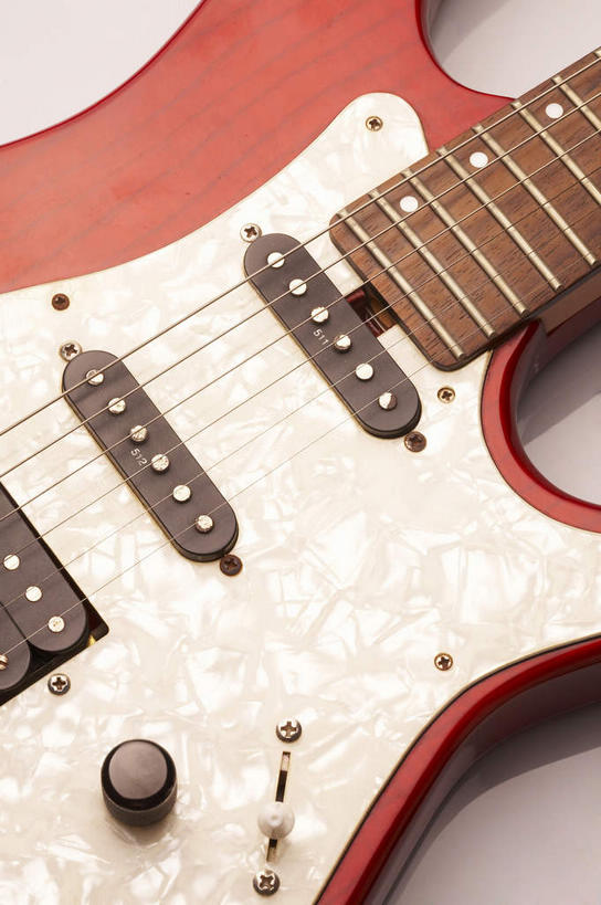 无人,竖图,俯视,室内,特写,白天,静物,一把,阴影,反射,影子,贝斯,低音吉他,电吉他,乐器,弦乐器,红色,白色,黑色,摄影,影棚,琴弦,摄影棚,弹拨弦鸣乐器,彩图,高角度拍摄,影棚拍摄,拍摄,电贝斯,弹拨弦乐器,电吉它