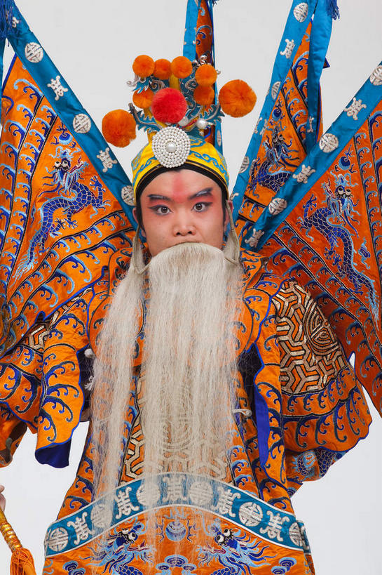 东方人,胡须,一个人,演员,电影明星,站,竖图,室内,白天,白色背景,正面,民族服装,化妆,美容,亚洲,仅一个男性,仅一个人,仅一个中年男性,表演,护肤,服装,注视,黄种人,文化,扮演,衣服,白色,彩妆,观察,看,站着,保养,享受,休闲,橙色,放松,保健,摄影,服饰,影棚,观看,察看,演出,衣着,穿着,关注,中国文化,摄影棚,表演服,演出服,京剧,将军,养颜,戏曲,国粹,皮黄,衣饰,将领,道具服,男人,男性,中年男性,亚洲人,胡子,络腮胡,影视明星,站立,半身,彩图,影棚拍摄,传统服装,民俗服,拍摄,京剧服饰,国剧,京戏,平剧,中国戏曲,传统文化,关内侯,后将军,汉升,黄忠