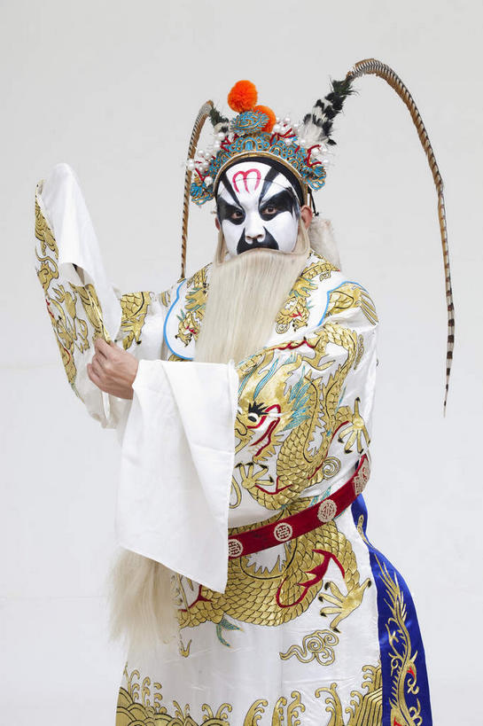 东方人,胡须,一个人,演员,电影明星,站,竖图,室内,白天,白色背景,正面,民族服装,化妆,美容,亚洲,仅一个男性,仅一个人,仅一个中年男性,表演,护肤,服装,神话,注视,黄种人,文化,扮演,衣服,白色,彩妆,观察,看,站着,保养,享受,休闲,放松,保健,摄影,龙王,服饰,影棚,观看,神仙,察看,演出,衣着,穿着,关注,中国文化,摄影棚,传说,表演服,演出服,京剧,养颜,戏曲,国粹,皮黄,衣饰,道具服,中国神话,男人,男性,中年男性,亚洲人,胡子,络腮胡,影视明星,站立,半身,彩图,影棚拍摄,传统服装,民俗服,拍摄,京剧服饰,国剧,京戏,平剧,中国戏曲,传统文化