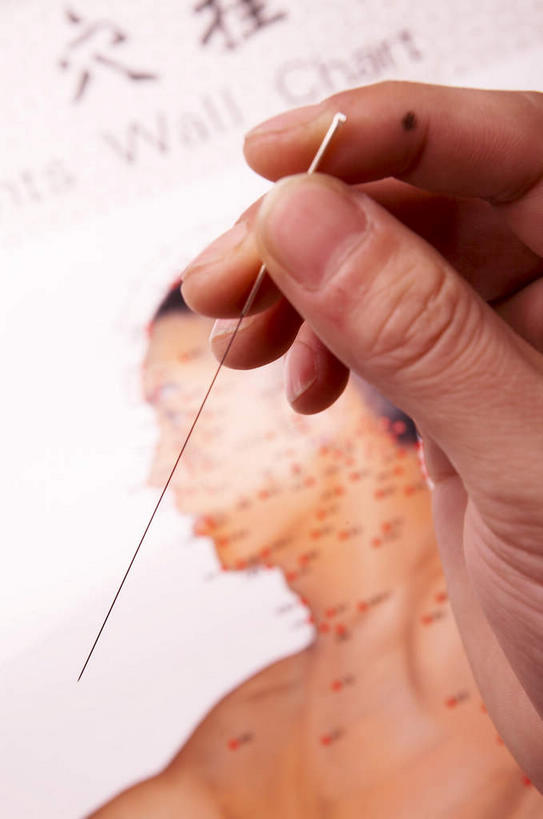 东方人,手,一个人,医生,竖图,俯视,室内,特写,白天,亚洲,仅一个男性,仅一个人,握,医学,标志,文字,字符,拿,拿着,黄种人,文化,标识,仅一个老年男性,医护人员,医疗人员,手部,汉字,治疗,握着,保健,经络,单手,医疗,穴位,中国文化,中文,针灸,调和,中医,医治,国文,华文,腧穴,疏通,灸法,针法,中医学,穴道,老年男性,男人,男性,亚洲人,大夫,半身,彩图,高角度拍摄,传统文化,汉医