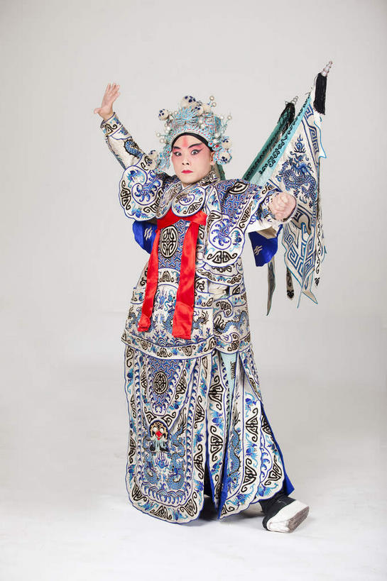 东方人,一个人,演员,电影明星,站,举,竖图,室内,白天,白色背景,正面,民族服装,化妆,美容,亚洲,仅一个男性,仅一个人,表演,护肤,服装,注视,黄种人,文化,扮演,仅一个年轻男性,衣服,彩妆,观察,看,托,站着,保养,享受,休闲,放松,保健,摄影,服饰,影棚,观看,察看,演出,衣着,穿着,关注,中国文化,摄影棚,表演服,演出服,京剧,将军,养颜,戏曲,国粹,皮黄,衣饰,将领,道具服,男人,男性,年轻男性,亚洲人,影视明星,举起,举手,举着,向上举,向上伸,向上托,站立,彩图,全身,影棚拍摄,传统服装,民俗服,拍摄,京剧服饰,国剧,京戏,平剧,中国戏曲,传统文化,永昌亭侯,赵云,赵子龙