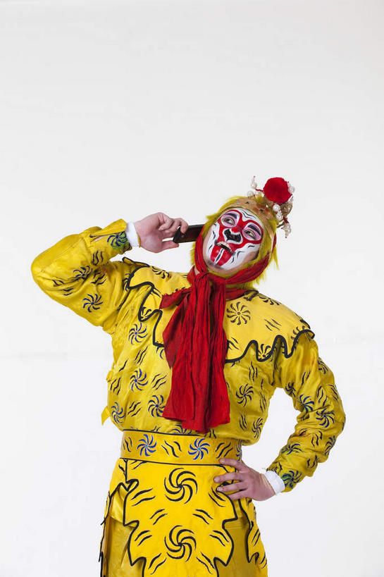 东方人,一个人,演员,电影明星,站,打电话,竖图,室内,白天,白色背景,正面,民族服装,化妆,美容,电话,手机,亚洲,仅一个男性,仅一个人,仅一个中年男性,表演,护肤,握,服装,神话,拿,拿着,注视,黄种人,文化,通讯设备,扮演,衣服,黄色,彩妆,观察,看,站着,保养,享受,休闲,放松,握着,保健,孙悟空,摄影,服饰,影棚,小说,观看,察看,演出,衣着,穿着,关注,文学,中国文化,摄影棚,善良,表演服,演出服,京剧,养颜,忠诚,戏曲,国粹,一部,皮黄,冲动,衣饰,道具服,名著,四大名著,西游记,西游释厄传,弼马温,大圣,斗战胜佛,灵明石猴,美猴王,齐天大圣,孙行者,悟空,聪明,交流,男人,男性,中年男性,亚洲人,影视明星,沟通,通话,站立,半身,彩图,影棚拍摄,传统服装,民俗服,拍摄,京剧服饰,国剧,京戏,平剧,中国戏曲,传统文化