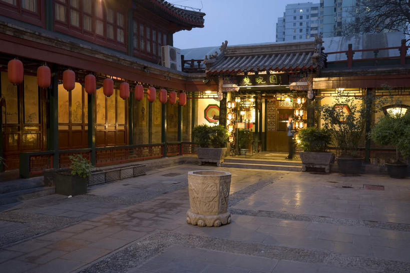 无人,家,横图,室外,夜晚,正面,旅游,度假,名胜古迹,植物,标志建筑,地标,建筑,照明,北京,中国,亚洲,吊挂,悬挂,阴影,遗迹,光线,灯笼,盆栽,瓦片,影子,纸灯笼,房屋,屋顶,屋子,灯光,盆景,首都,挂,顶棚,瓦,古迹,文物,娱乐,建设,古建筑,楼房,住宅,蓝色,绿色,蓝天,天空,自然,灯具,天,享受,休闲,旅游胜地,放松,建造,生长,成长,照亮,照明设备,古文明,东亚,屋瓦,湖广会馆,中华人民共和国,北京市,京,北平,华北地区,西城区,彩图,房子,北京湖广会馆,和平门,虎坊桥,骡马市大街