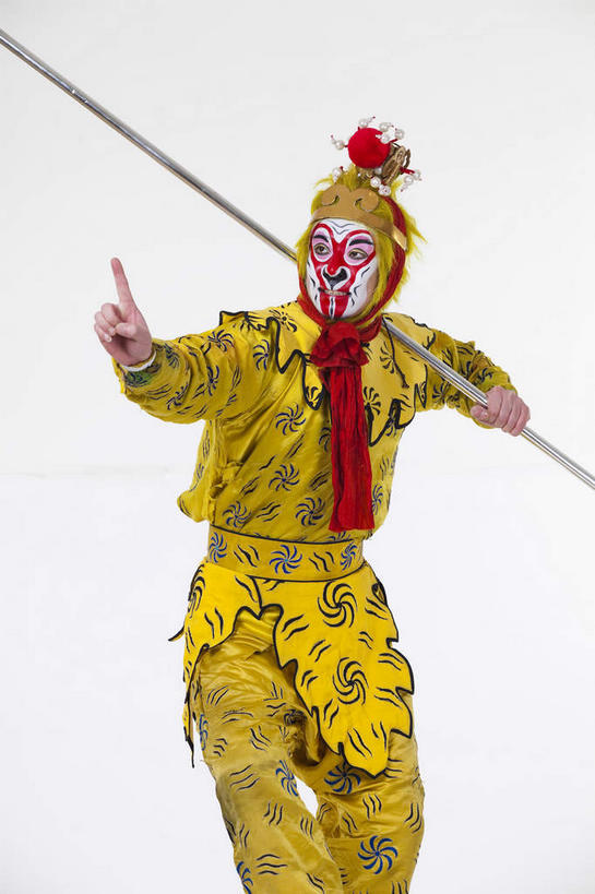 东方人,一个人,演员,电影明星,站,竖图,室内,白天,白色背景,正面,民族服装,化妆,美容,亚洲,仅一个男性,仅一个人,仅一个中年男性,表演,护肤,握,服装,神话,拿,拿着,注视,黄种人,文化,扮演,衣服,黄色,彩妆,观察,看,手势,站着,保养,享受,休闲,武器,放松,握着,保健,孙悟空,摄影,服饰,影棚,小说,观看,察看,演出,衣着,穿着,关注,文学,中国文化,金箍棒,摄影棚,兵器,善良,表演服,演出服,京剧,养颜,忠诚,戏曲,国粹,皮黄,冲动,衣饰,道具服,名著,四大名著,西游记,西游释厄传,弼马温,大圣,斗战胜佛,灵明石猴,美猴王,齐天大圣,孙行者,悟空,定海神针,定海神珍,灵阳棒,如意金箍棒,天河镇底神珍,聪明,男人,男性,中年男性,亚洲人,影视明星,站立,半身,彩图,影棚拍摄,传统服装,民俗服,拍摄,京剧服饰,国剧,京戏,平剧,中国戏曲,传统文化