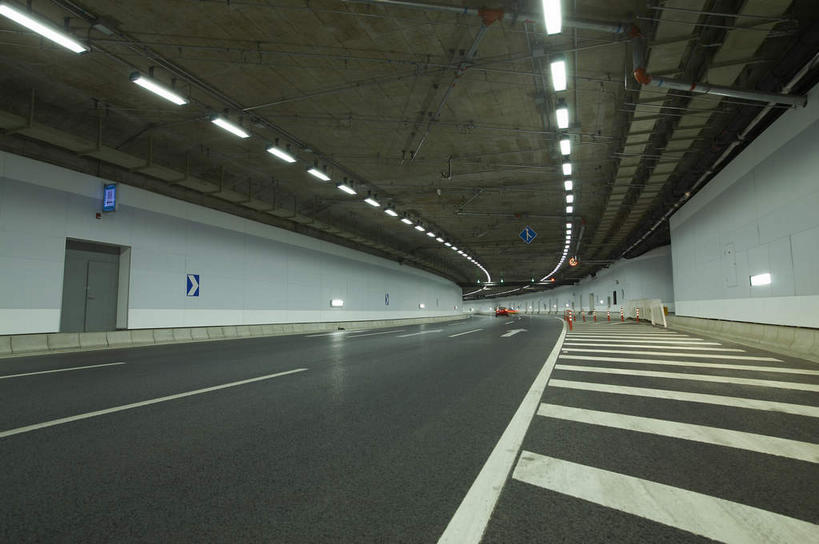 无人,横图,室内,白天,正面,道路,高速公路,路,公路,照明,阴影,曲折,弯曲,光线,隧道,影子,灯光,分界线,停车线,交通,顶灯,灯,灯具,蜿蜒,车行道,车行道分界线,照亮,照明设备,地道,标线,车行线,马路,彩图,高等级公路