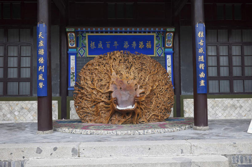 无人,家,横图,室外,白天,正面,旅游,度假,名胜古迹,标志建筑,地标,建筑,雕塑,中国,亚洲,遗迹,艺术,装饰,标志,雕刻,雕像,牌匾,文字,柱子,字符,房屋,墙,屋子,古迹,文化,文物,娱乐,标识,建设,古建筑,楼房,墙壁,墙面,住宅,工艺品,享受,休闲,汉字,旅游胜地,放松,纪念,美术,中文,主题,陈列,古文明,东亚,青海,青海省,西宁,中华人民共和国,省会,功能,美学,国文,华文,西北地区,西宁市,青,彩图,房子,马步芳公馆,馨庐公馆